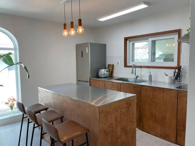 시골집으로 오면서 가장 신경 쓴 공간은 주방이다. 요리하고 싶어지도록 자작나무 합판 싱크대로 멋을 냈다. 신지호씨 제공