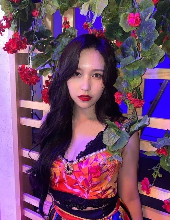 Group TWICE Mina shows off Liz beautyMina posted several photos on the official SNS of TWICE on the 8th with the phrase Alcohol-free.Mina in the public photo shows her alluringness with long black hair, red lip, and colorful costumes, and she has also emanated a pure yet mysterious charm with a pink mermaid dress.On the other hand, Minas group TWICE will release a new album Taste of Love at 1 pm on November 11.Earlier today (9th) at 6 p.m., the new albums title song Alchol-Free (alcohol-free) will be released and music videos.The new song Alcohol-Free performance will be released for the first time in NBCs flagship program Ellen DeGeneres Show.