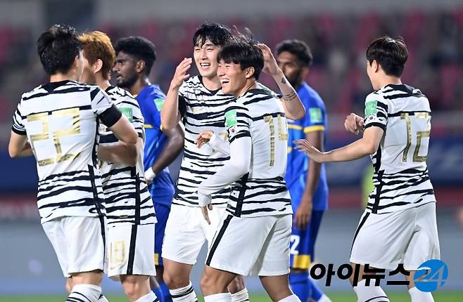 9일 오후 경기도 고양종합운동장에서 2022 FIFA 카타르 월드컵 아시아지역 2차예선 대한민국과 스리랑카의 경기가 펼쳐졌다. 한국 정상빈이 골을 넣은 후 하이파이브를 하고 있다.