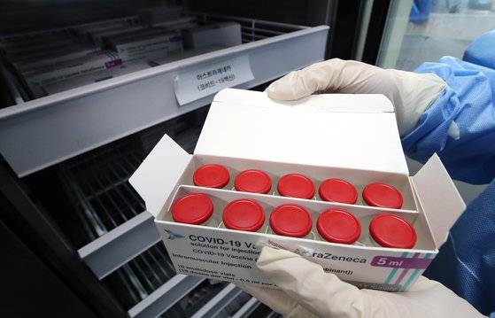 한 보건소 관계자가 아스트라제네카 백신을 들어보이고 있다. 뉴스1