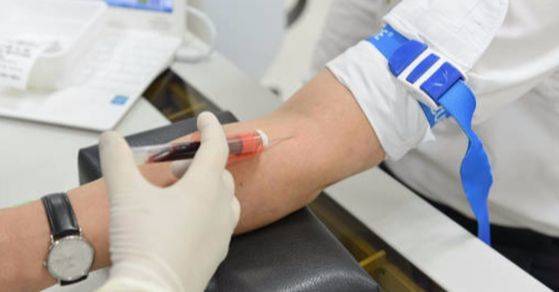 한 수검자가 혈액검사를 하고 있다. 중앙포토