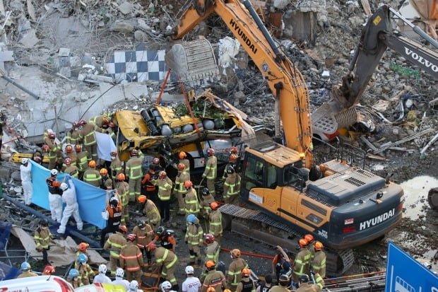 9일 오후 광주 동구 학동의 한 철거 작업 중이던 건물이 붕괴됐다. 사진은 사고 현장에서 119 구조대원들이 구조 작업을 펼치는 모습. /사진=연합뉴스