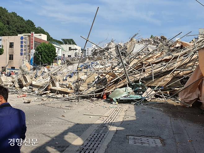 광주 동구 학동에서 철거중이던 건물이 무너져 도로를 덮쳤다. 독자제공.