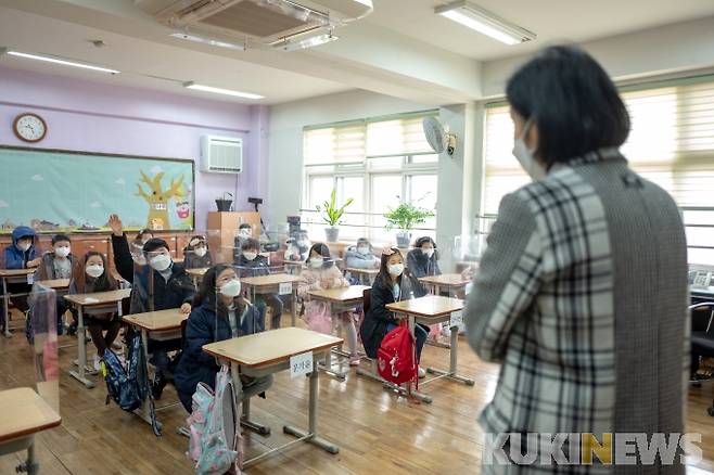 2021학년도 첫 등교를 시작한 3월2일 오전 서울 강남구 서울포이초등학교에서 열린 시업식에서 학생들이 인사를 하고있다. 사진은 기사와 직접 관련이 없습니다. 사진=사진공동취재단