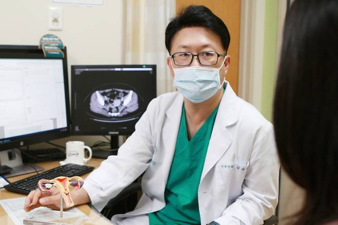 서울아산병원 산부인과 김대연 교수가 30대 젊은 자궁내막암 환자를 진료하고 있다.