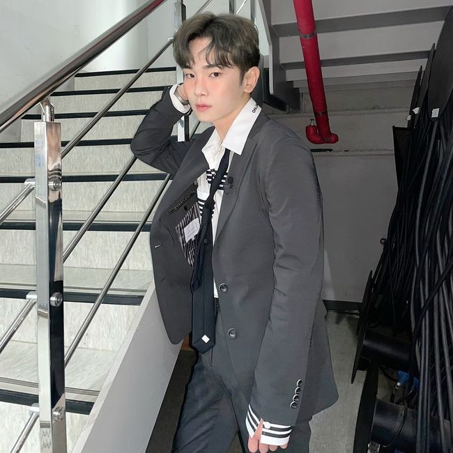SHINee null has unveiled a neat suit fit.On the afternoon of the 9th, null posted a picture on his Instagram without any comment.The null in the public photo is staring at the camera in a suit; a small face and sculptural visual is enough to capture fans The Earrings of Madame de...On the other hand, SHINee released the Regular 7th album Atlantis on April 12th.The album consisted of a total of 12 songs with three new songs added to the nine songs from Regular 7th album released in February, including the title track Atlantis, Area and Days and Years (Days and Ears).null Instagram