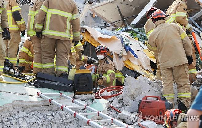 광주서 철거 공사 중 건물 붕괴 (광주=연합뉴스) 정회성 기자 = 9일 오후 광주 동구 학동의 한 철거 작업 중이던 건물이 붕괴, 도로 위로 건물 잔해가 쏟아져 시내버스 등이 매몰됐다. 사진은 사고 현장에서 119 구조대원들이 구조 작업을 펼치는 모습. 2021.6.9 hs@yna.co.kr