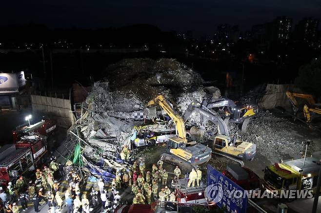 광주 건물 붕괴 현장 구조작업 (광주=연합뉴스) 조남수 기자 = 9일 오후 광주 동구 학동의 한 철거 작업 중이던 건물이 붕괴, 도로 위로 건물 잔해가 쏟아져 시내버스 등이 매몰됐다. 사진은 사고 현장에서 119 구조대원들이 구조 작업을 펼치는 모습. 2021.6.9 iso64@yna.co.kr