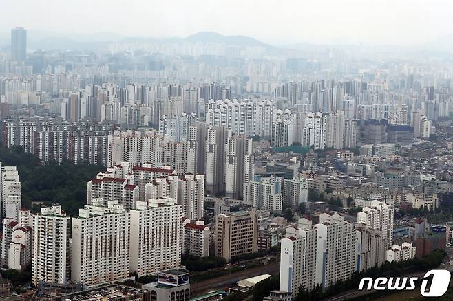 사진은 이날 서울 영등포구 여의도 63아트에서 바라본 아파트 모습. 2021.6.1/뉴스1 © News1 황기선 기자