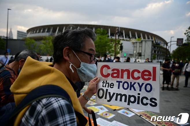지난 5월9일 일본 시민들이 도쿄올림픽 취소를 요구하는 시위를 벌이고 있다. © AFP=뉴스1