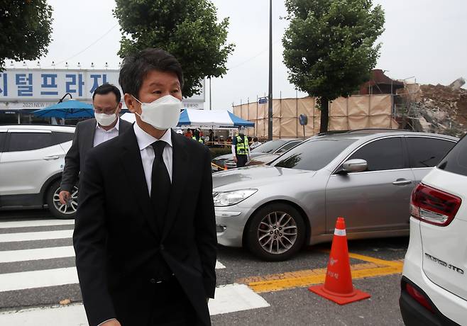 정몽규 HDC그룹 회장이 10일 오후 광주 학동 건물 붕괴 현장에서 이동하고 있다. HDC(현대산업개발)는 전날 9명이 숨지고 8명이 다친 사고 발생지인 주택재개발 정비사업의 시공사다./연합뉴스 제공