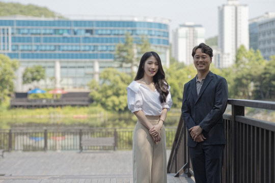 김건태 UNSIT 교수(오른쪽) 연구팀은 이산화탄소와 메탄을 반응시켜 친환경 연료인 수소를 생산하는 '메탄 건식 개질 반응용 촉매'를 개발했다. UNIST 제공