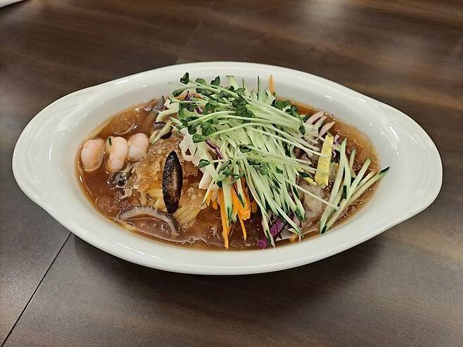 오이가 듬뿍 올라간 외래향 중국냉면. 백문영 제공