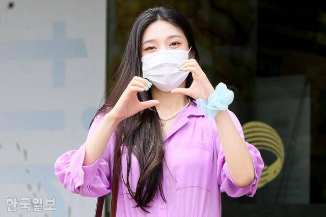 데뷔 이후 첫 솔로 활동 중인 조이는 바이올렛 컬러의 플리츠 원피스로 과즙미를 강조했다. 한국일보 자료사진