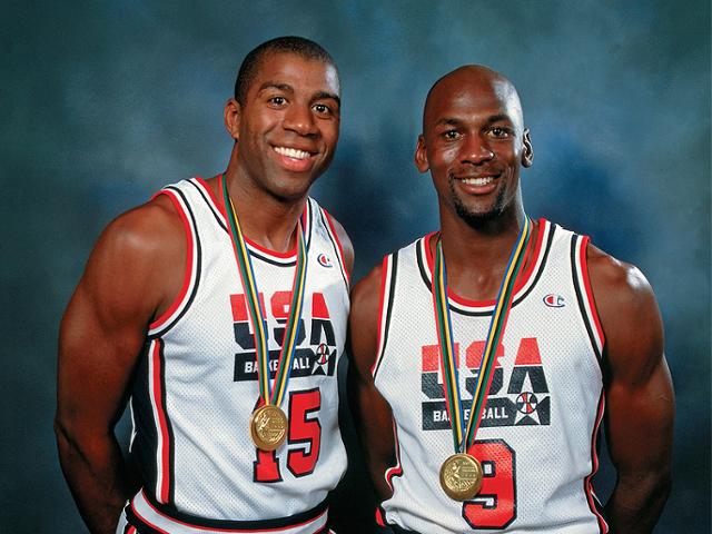 마이클 조던(오른쪽)과 매직 존슨이 1992년 바르셀로나 올림픽에서 획득한 금메달을 목에 걸고 있다. USAB 제공