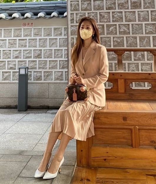 Oh Na-ra posted on his Instagram on the 10th, This is a good game. Gahoe-dong Cathedral of Hanok Feelings. May 28, Suhyun is happy.In the photo released together, Oh Na-ra was enough to become a civilian guest with a slender ankle, a slender body and a costume that was made up of formal Feelings.This photo was taken by Oh Na-ra at the time of attending the Wedding ceremony of Actor Hong Soo-hyun on the 28th of last month.On the other hand, Oh Na-ra is currently appearing on SBS drama Rocket Boys.