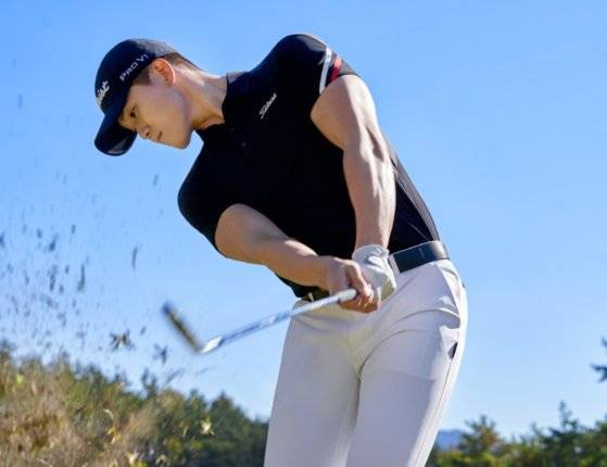 스윙에 좋게 가동성이 좋은 타이트릴스트 의류. [사진 타이틀리스트]