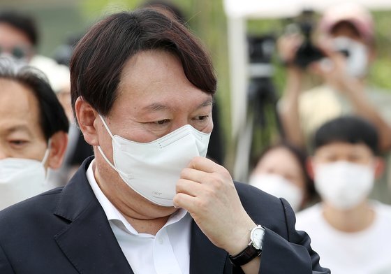 윤석열 전 검찰총장이 지난 9일 서울 중구 남산예장공원 개장식에서 마스크를 고쳐쓰고 있다. 우상조 기자