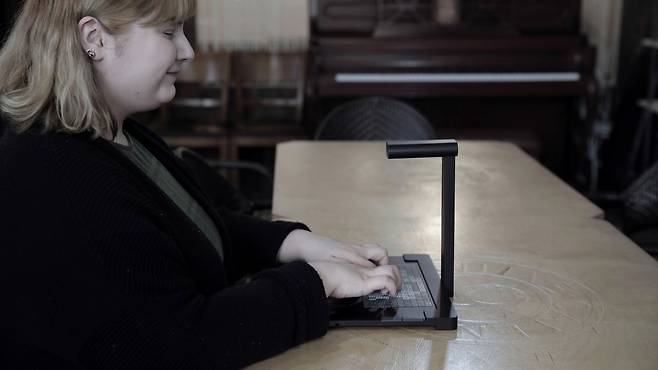 A student reads an image description on the Dot Pad Braille tablet PC. (Dot)
