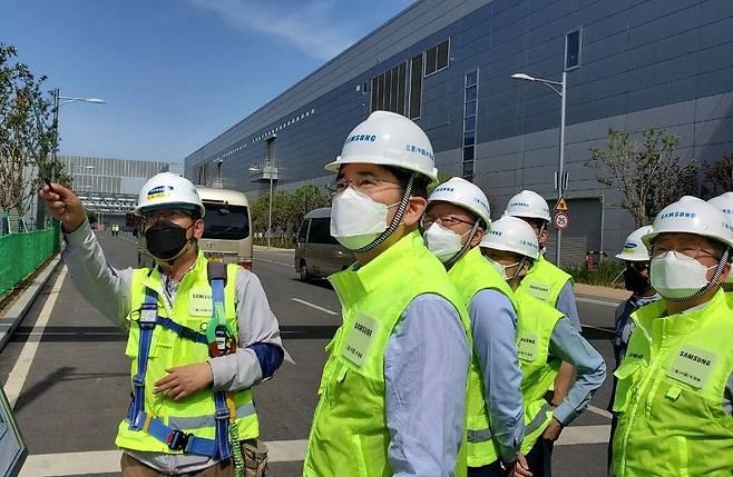 Samsung Electronics Vice Chairman Lee Jae-yong checks the company's chip plant in Xian, China, in 2020. (Samsung Electronics)
