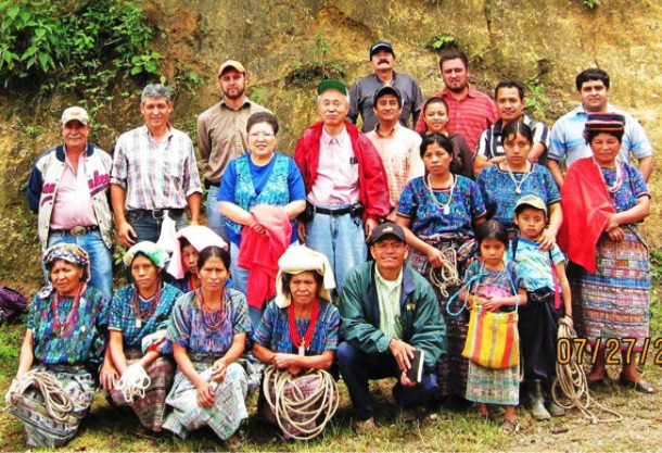 김현영 이덕주 선교사가 2010년 과테말라 코반 근교에서 마야 원주민과 함께했다.