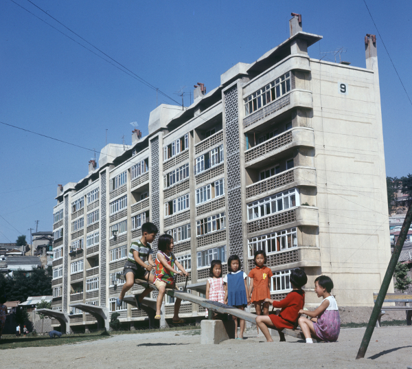 군사정변 이듬해인 1962년 12월 1일 1차 준공된 서울 마포구 도화동 마포아파트 주거동의 모습. 마포아파트는 한국 최초의 단지형 아파트이자 주거지를 고층화하려는 최초의 시도였다. 마티 제공