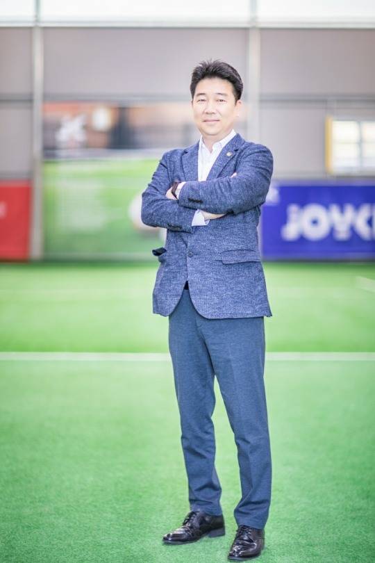 족구 경기장에서 포즈를 취한 홍기용 회장. [대한민국족구협회 제공]