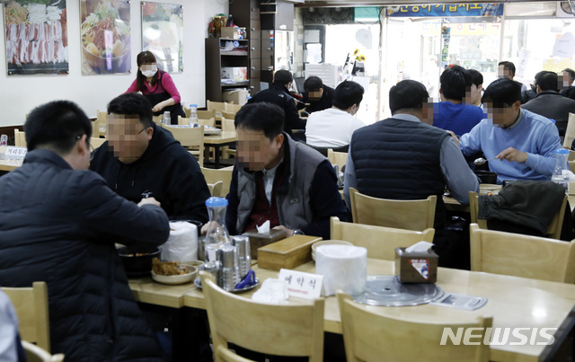 [서울=뉴시스]고승민 기자 =  지난 3월12일 서울의 한 식당에서 직장인들이 거리를 두고 앉아 점심식사를 하고 있다. 2021.03.12. kkssmm99@newsis.com