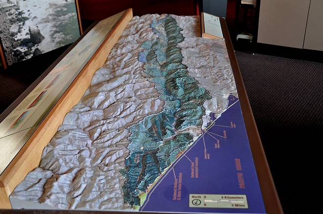 쿠첼 방문자 센터의 레드우드국립공원의 모형도. 레드우드국립공원은 여행 전문가들이 선정한 ‘세계에서 가장 놀라운 풍광’ 중 하나이며 북미에서 유일하게 뽑힌 곳이다.
