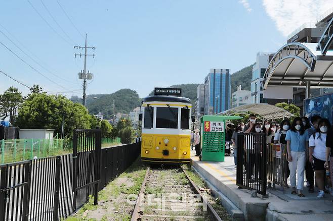 구 송정역 정거장에 서있는 해운대 해변열차