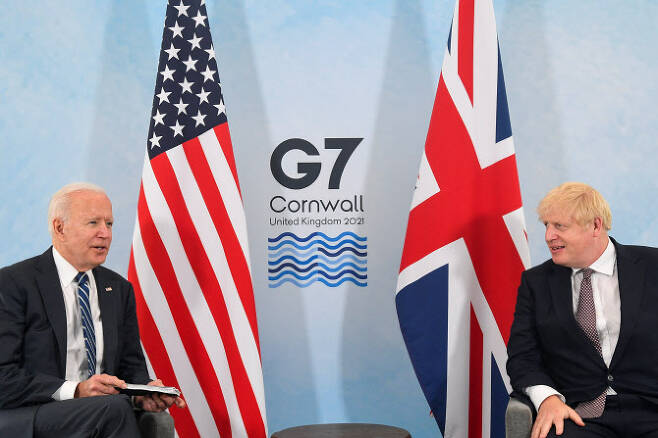 조 바이든 미국 대통령과 보리스 존슨 영국 총리가 영국 콘월에서 열리는 G7 정상회담을 앞두고 회담했다(사진=AFP)