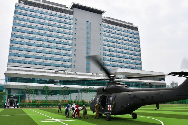 지난 10일 군용헬기로 의정부을지대병원 제2헬리포트에 도착한 환자를 병원 관계자들이 응급실로 이송하고 있다.(사진=의정부을지대학교병원 제공)