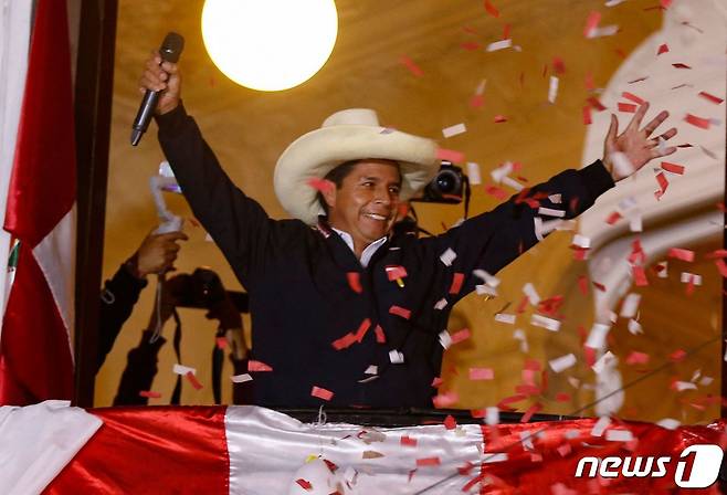 페드로 카스티요 페루 대통령 후보가 9일(현지시간) 리마 당사에서 지지자들에게 승리를 선언하며 팔을 벌리고 있다. © AFP=뉴스1 © News1 우동명 기자