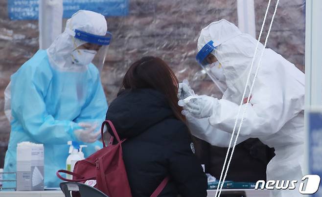 부산 동래구보건소 선별진료소를 찾은 시민들이 신종코로나바이러스 감염증(코로나19)검사를 하고 있다. 2020.12.16/뉴스1 © News1 여주연 기자