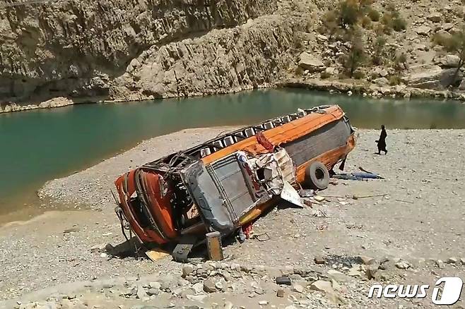 파키스탄 남서부에서 발생한 버스 추락사고 현장 © AFP=뉴스1