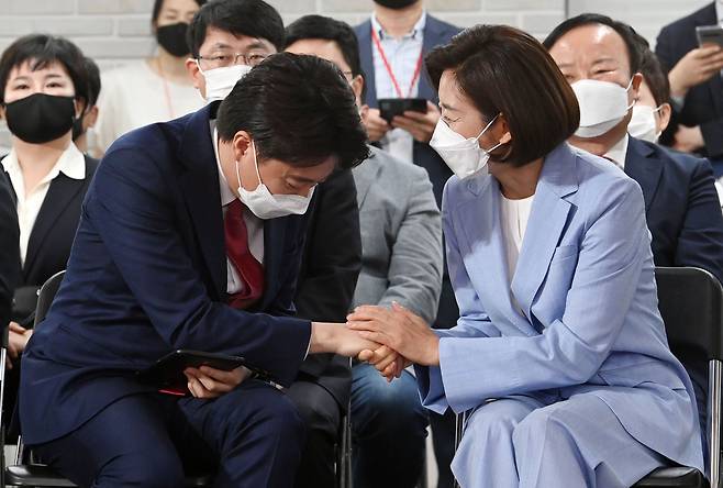 국민의힘 이준석 신임 당 대표가 11일 오전 서울 여의도 국민의힘 당사에서 열린 1차 전당대회에서 당선이 확정된 뒤 나경원 후보로부터 축하받고 있다. /연합뉴스