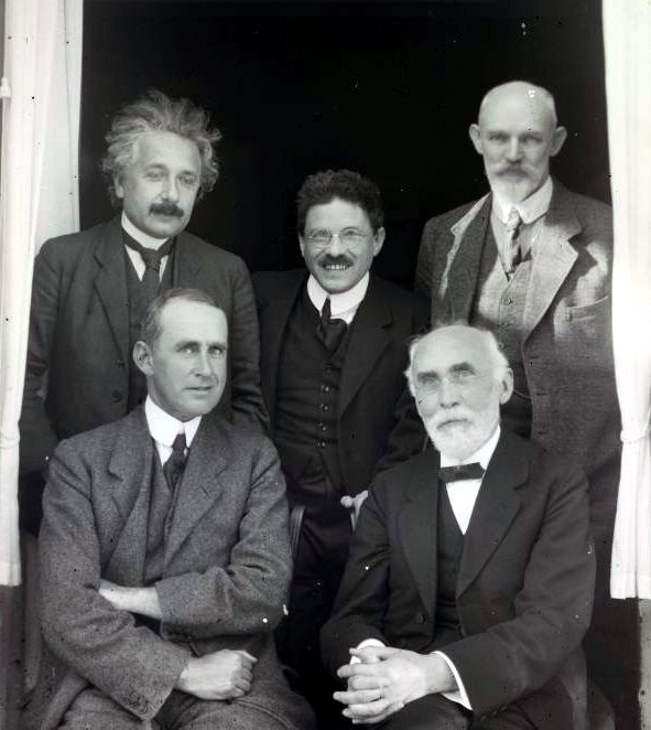 뒷줄 왼쪽부터 시계방향으로 알베르트 아인슈타인, 파울 에렌페스트, 빌럼 더시터르, 헨드릭 로런츠. 천문학자 아서 에딩턴은 아인슈타인 아래에 위치해 있다. 동시대의 뛰어난 이론물리학자 또는 천문학자들이 1923년 9월 네덜란드에서 열린 학술모임에서 만나 찍은 기념사진. 위키피디아 제공