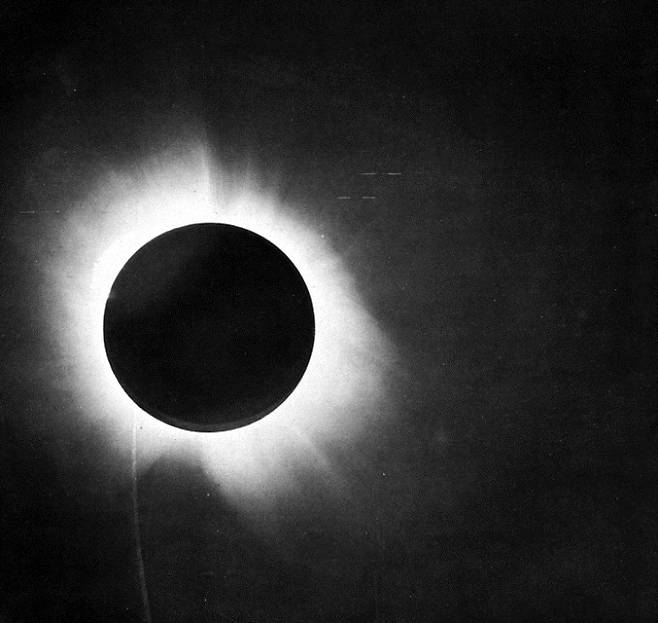 1919년 영국 천문학자 아서 에딩턴이 촬영한 태양 개기일식 사진이다. 에딩턴은 일식 순간 주변에서 촬영할 수 있던 별들의 위치를 평소와 비교해 일반상대성이론에 의한 시공간 휘어짐과 빛의 진행방향 변경 현상을 확인했다. 위키미디어 제공