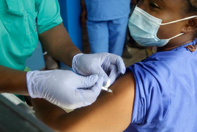 올해 3월 나이지리아 라고스 병원 관계자가 백신을 맞고 있다. 나이지리아는 백신 접종률이 0.1%에 불과하다. 라고스=AP 연합뉴스