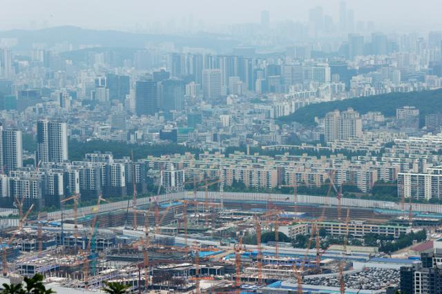 서울 대모산 전망대에서 바라본 강남구 개포동 일대 재건축 단지와 아파트. 연합뉴스