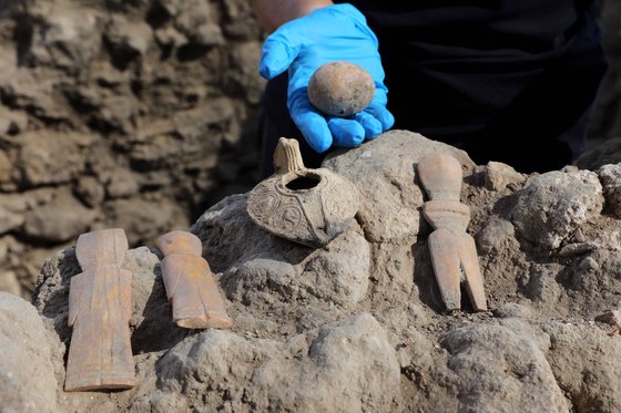 이스라엘 중부 야브네에서 발견된 1000년 전 달걀과 뼈로 만든 인형들의 모습. [신화=연합뉴스]