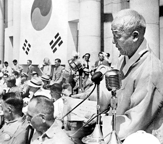 이승만 초대 대통령이 1948년 7월24일 중앙청에서 한복을 입고 취임사를 읽고 있다. [중앙포토]