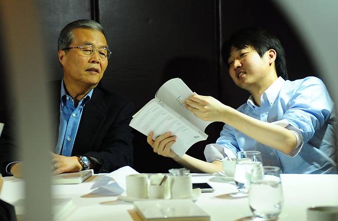 2012년 3월 14일 서울 소공동 롯데호텔에서 당시 새누리당(현 국민의힘) 비상대책위원이었던 김종인 위원(왼쪽)과 이준석 대표가 이야기를 나누고 있다. 중앙포토