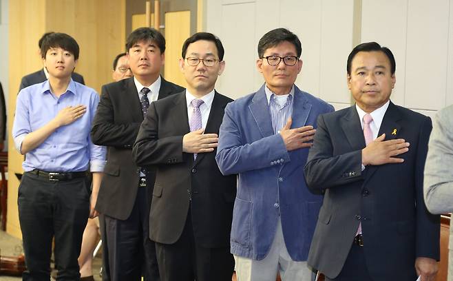 2014년 7월 2일 국회에서 열린 새누리당(현 국민의힘) '긴급토론-전당대회 쇄신과 새누리당의 미래'에 참석한 이준석 혁신위원장(왼쪽)이 국민의례를 하고 있다. 중앙포토