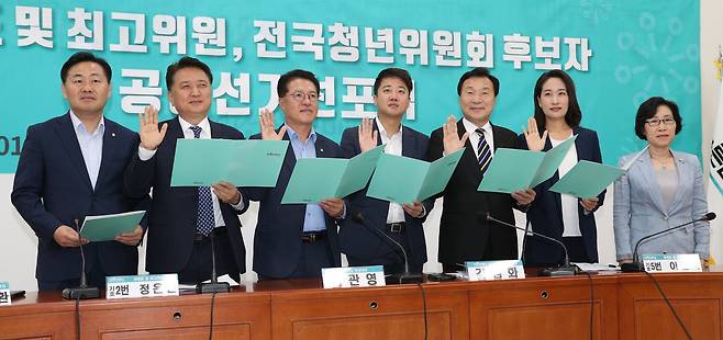 2018년 8월 13일 열린 바른미래당 당 대표 및 최고위원, 전국청년위원회 후보자 공명선거 선포식에서 기념촬영을 하고 있는 이준석 후보(왼쪽 넷째). 중앙포토