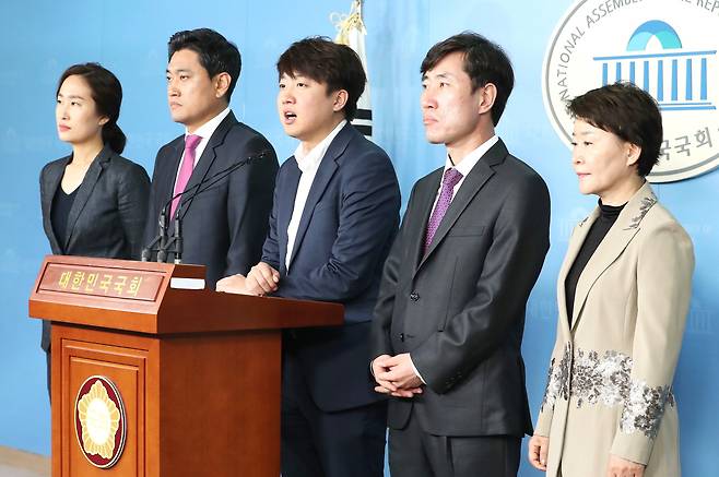 2019년 5월 29일 이준석 바른미래당 최고위원(가운데)이 국회 정론관에서 혁신위원회 출범 수용을 촉구하는 회견에서 발언하고 있다.    왼쪽부터 김수민 최고위원, 오신환 원내대표, 이준석·하태경·권은희 최고위원. 연합뉴스