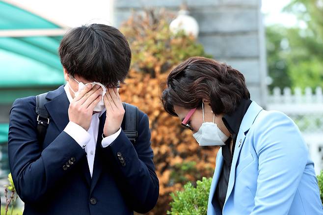 국민의힘 이준석 당 대표 후보가 지난 9일 서울 용산구 국방부 앞에서 천안함 생존장병 및 유가족 시위 현장에서 유가족과 대화 중 눈물을 흘리고 있다. 뉴스1