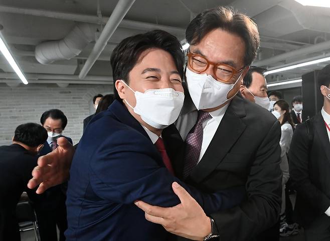 이준석 국민의힘 대표 당선자(왼쪽)가 11일 오전 서울 여의도 국민의힘 당사에서 열린 전당대회에서 당 대표로 당선 된 뒤 정진석 의원과 포옹하고 있다. 오종택 기자