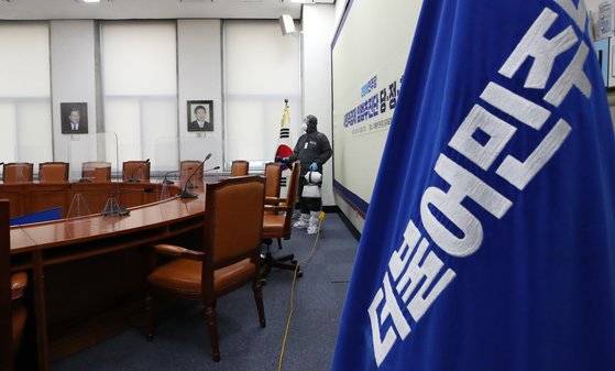 더불어민주당 송영길 대표의 국회의원실 보좌관의 코로나19 확진 판정으로 당정청회의, 최고위원회의가 취소된 11일 서울 여의도 국회 본청 더불어민주당 당대표회의실에서 방역 관계자가 소독 작업을 하고 있다. 이날 국민의힘은 이준석 대표를 신임 당대표로 선출했다. 연합뉴스