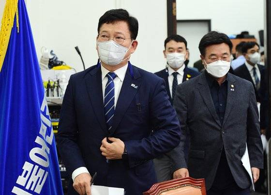 송영길 더불어민주당 대표와 윤호중 원내대표가 9일 국회에서 열린 최고위원회의에 참석하고 있다. 뉴스1